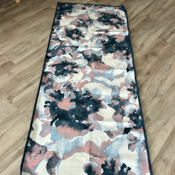 Ruggable runner 2.5x7- pad not included - Picture 2 of 2